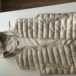 Vit OG Moncler väst (äkta) - Säljer en äkta Moncler-väst i mycket fint skick, knappt använd. Klassisk modell som passar till alla typer av stilar – både streetwear och mer uppklätt.  Nypris ligger mellan 7 000–11 000 kr, men jag säljer den för endast 3 200 kr då jag vill få den såld snabbt. Vid snabb affär kan priset diskuteras.
