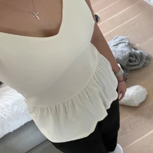 Vit linne med volangkant - Supersöt vit linne från Anna Field med smala axelband och v-ringning både fram och bak. Toppen har en markerad midja och en volangkant nedtill som ger snygg luftig känsla. Perfekt nu till sommaren!💛linnet är bara använt 1 gång! Priset kan diskuteras 