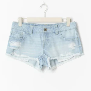 Gina young 14+ - Säljer ljusblå jean shorts från Gina Tricot. Det är ny, passar inte mig. Storlek xxs men passar bättre xs