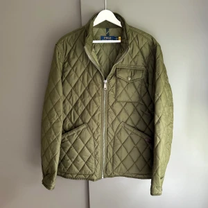 Ralph Lauren Jacka NYSKICK - Inga defekter, mycket bra skick. Nypris ca 3000kr. Självklart äkta. Lättviktsjacka och passar perfekt till sommar eller tidig höst. Storlek M passar dig som är 180-190 cm. Skriv för mer information🤝