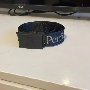 Svart Peak Performance bälte - Svart bälte från Peak Performance. Bältet är i barnstorlek. Listpris:550kr
