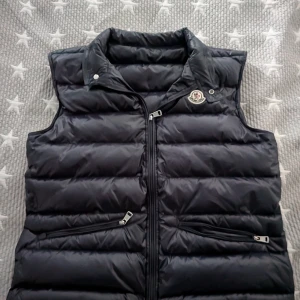 Moncler väst  - Moncler väst | Storlek 1 vilket motsvarar S | Köpt begagnat men inte använd mycket av mig | Dragkedjan är sönder men det går att stänga fortfarande | Bara att skriva vid nån fundering eller bild | 