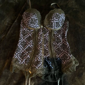 Korsett  - Sjukt sexig korsett/bustier topp. Fina detaljer. Passar en 75b eller större B kupa. 