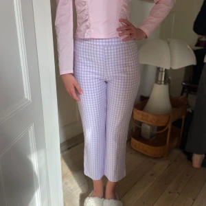 Ljuslila rutiga croppade byxor - Så fina nu i sommar, storlek 36