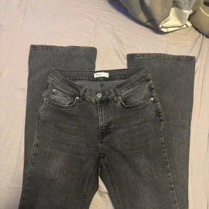 Gråa bootcut jeans från Select Jeans - Snygga grå jeans från Select Jeans i bootcut-modell. Jeansen har klassisk femficksdesign, normalhög midja och är tillverkade i ett mjukt denimtyg. Perfekta för dig som gillar en avslappnad men trendig look.