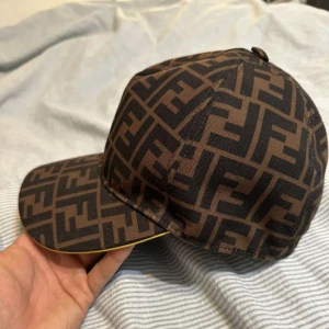 Fendi keps - Helt ny, äkta. Inte använd.