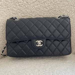 Svart handväska flap - Säljer denna helt nya och oanvända väska. Dustbag kommer med. PM innan du köper! ☺️