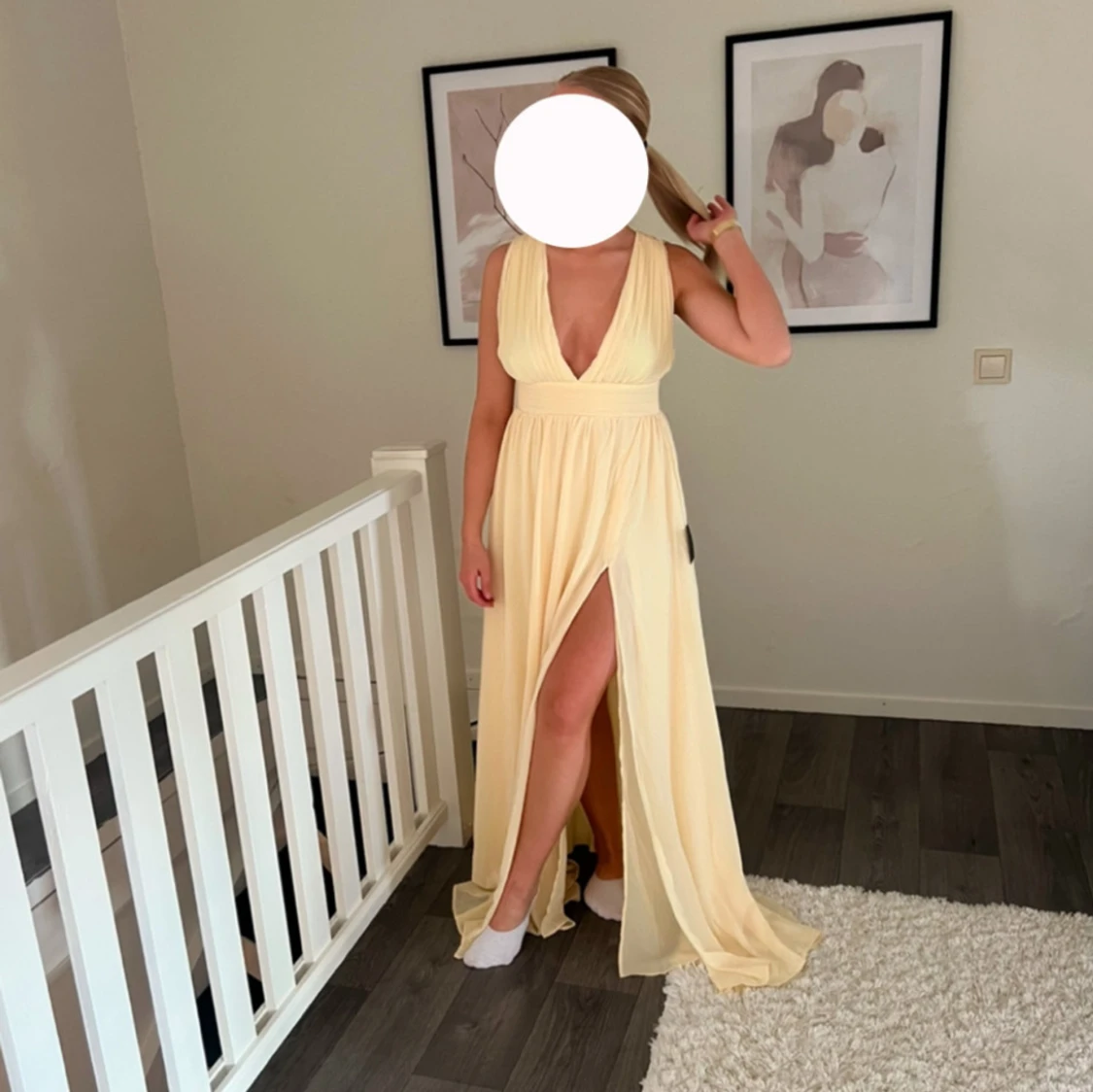 Ljusgul långklänning med slits