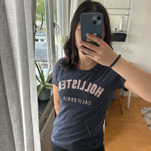 Mörkblå Hollister t-shirt  - Kommer inte till användning längre 