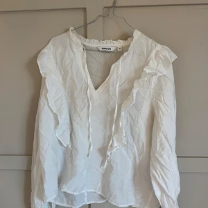 Vit blus frpn Kappahl - Jättefin vit blus fårn kappahl i stoltek M men passar även S perfekt. Priset är pågrund av de små fläckar