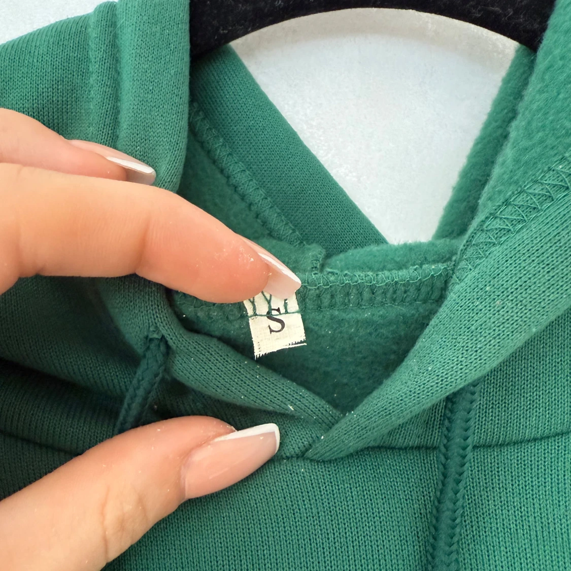 Grön hoodie med huva och ficka - 2