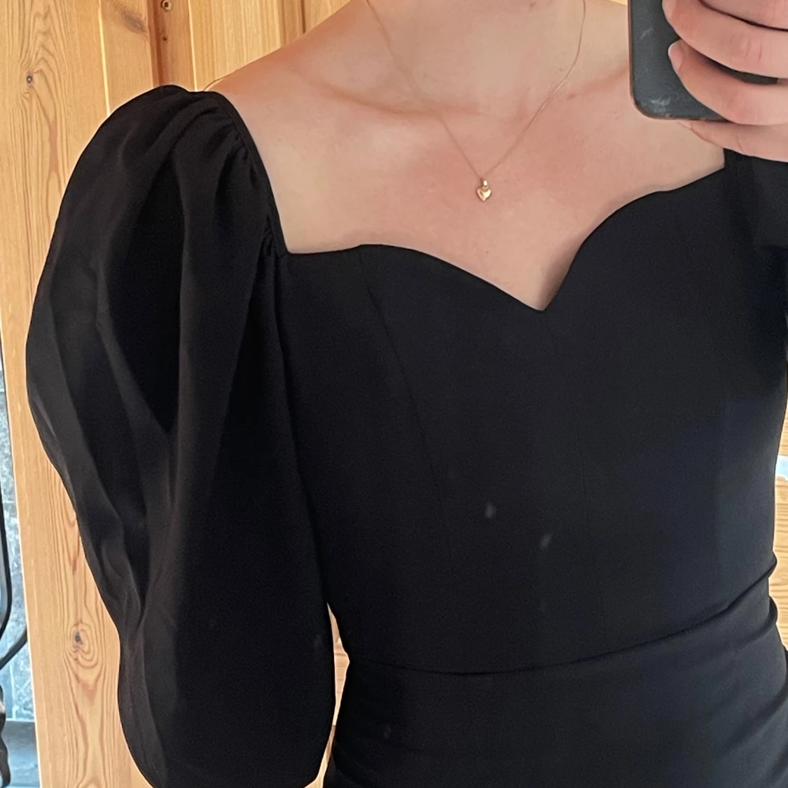 Svart kort klänning med puffärm - 2