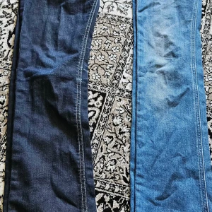 2 par Diesel  jeansbyxor, blå & mörkblå - Två par klassiska jeansbyxor, ett par i ljusblå tvätt och ett par i mörkblå denim. Båda har raka ben, femficksmodell och tydliga kontrastsömmar. Perfekta för dig som gillar enkel och tidlös stil. Materialet är slitstarkt jeans och båda har bälteshällor. Stl 26