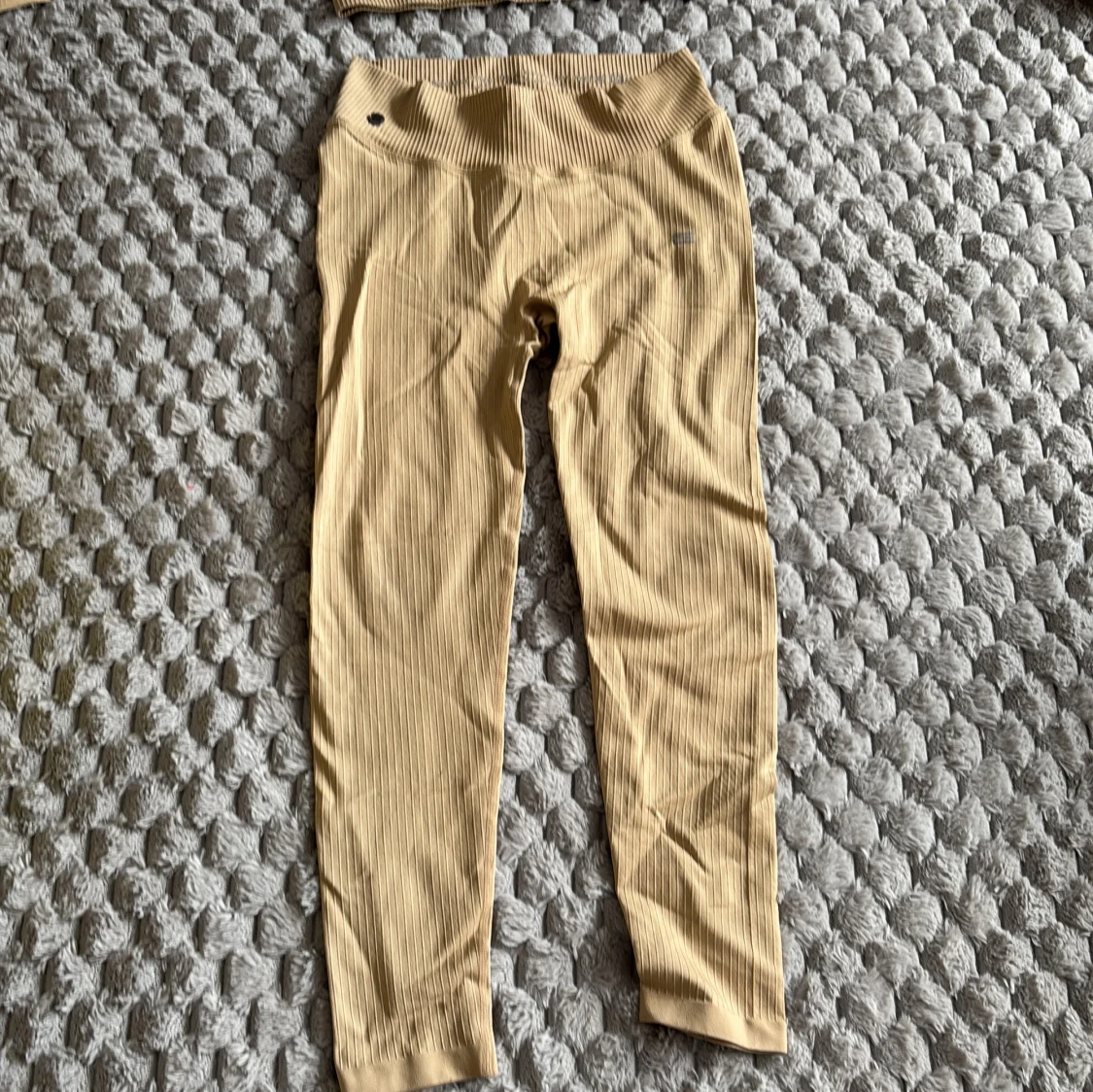 Beige ribbat sett från Stronger