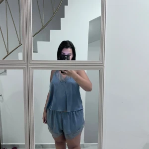 Satin pyjamas  - Superfin och mjuk pyjamas i satinkänsla med spetsdetaljer – perfekt för mysiga kvällar eller som sovplagg.