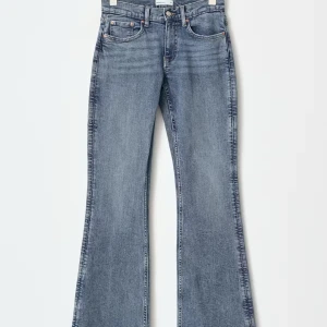 Blå bootcut jeans Gina  - Low/midwaist bootcutjeans från Gina tricot. Använda max 10 gånger, de är hela utan några skador eller fläckar. Skriv för fler bilder 