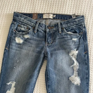Jeans lowwaist utsvängda lågmidjade bootcut abercrombie håliga slitningar - Fina jeans men tyvärr försmå för mig😔 lappar kvar!!