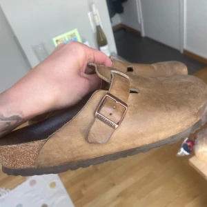 Birkenstock Boston i beige skinn - Birkenstock Boston i beige skinn med klassisk korksula färg tobacco Brown . Superbekväma och passar till allt. Köpta från junkyard, använda en del men inga slitningar på sula 