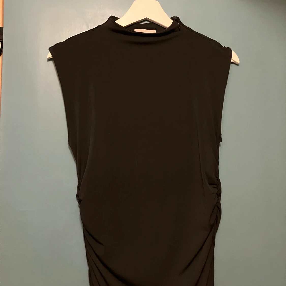 Svart långklänning med drapering - 2