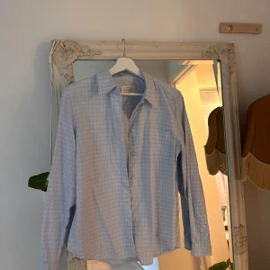 Ljusblå rutig skjorta från Newhouse - Blåvit randig skjorta