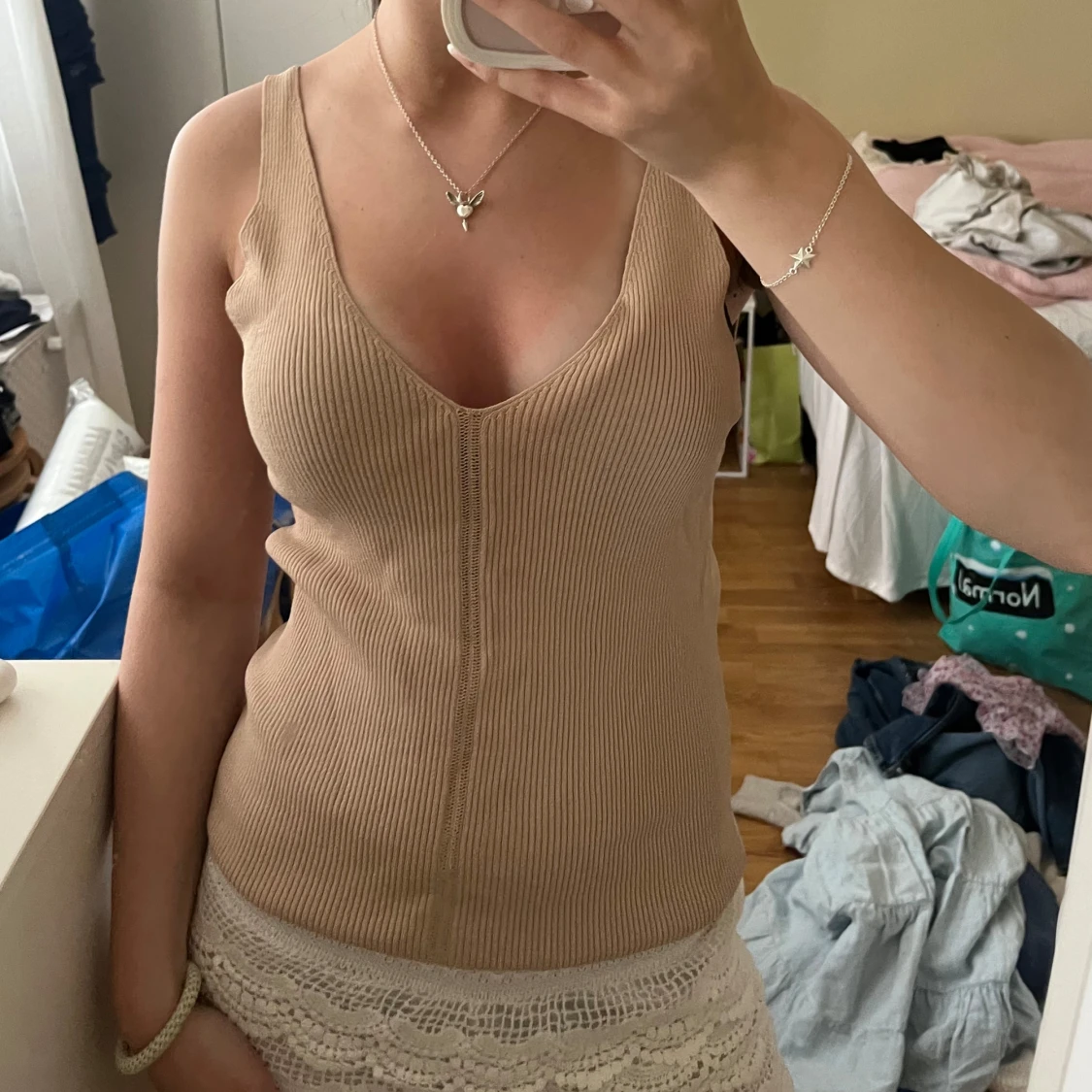 Beige ribbad linnetopp med v-ringning - 1