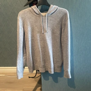 Grå kashmir hoodie från Sayless - Tjenare, säljer nu min kashmir hoodie ifrån Sayless inget fel på den. Jätte mjuk fin, perfekt för en person som gillar lite avslappnad stil. Tveka inte på att skriva till mig om du har några funderingar svara så snabbt jag kan.