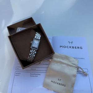 Mockberg Timeless Klocka - Helt ny klocka from Mockberg. Klockan var en studentpresent men jag har redan en exakt likadan. Anledningen för försäljningen på plick är förklockan var köpt innan studenten och öppetköptiden hade gått ut. Vid snabb affär 1499kr❤️