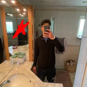 Svart half zip tröja - Svart långärmad stickad tröja med half zip och hög krage. Enkel och stilren design utan synliga loggor eller mönster. Perfekt för lager-på-lager och funkar till det mesta. Tröjan har en normal passform och är riktigt skön att bära. Pris diskuteras vid snabba förslag.