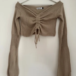 Off shoulder topp - Off shoulder topp som man kan justera i mitten! Köpt på Madlady och endast använd 1 gång