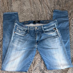 Replay anbass - Ett par riktigt feta jeans från replay. Jeansen har en sjukt snygg urtvättad look  och är varsamt använda. Storleken är 34/34 men sitter som 32/33, dom passar folk runt 188cm. Bara att höra av sig om man har några funderingar. (MIDSOMMARSTEAL) Sänkt pris bara idag från 349 till 299 kr.