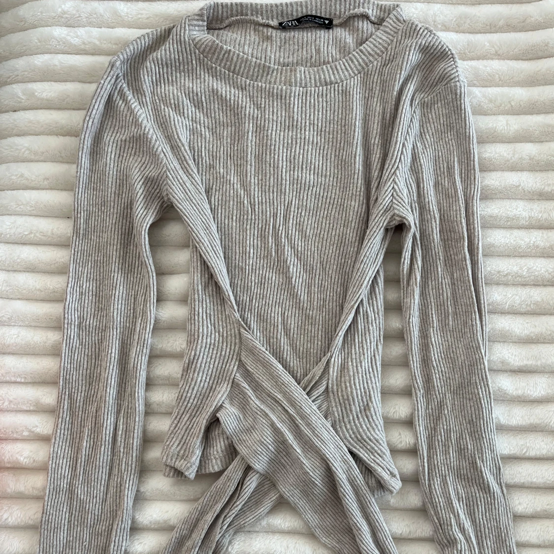 Beige ribbad omlottopp från Zara - 1