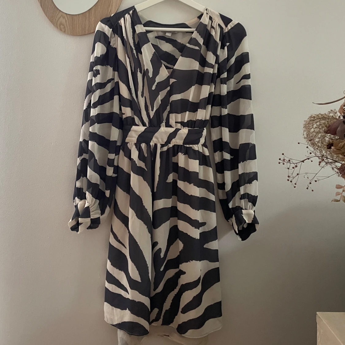 Zebramönstrad kortklänning med knyt