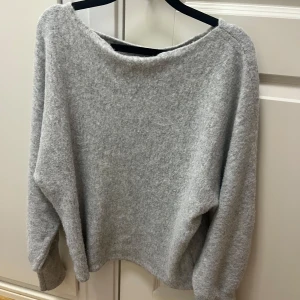 Grå stickad tröja från Reserved - Mysig grå stickad tröja från Reserved i storlek M. Tröjan har en loose passform, bred halsringning och långa ärmar. Perfekt för lager-på-lager och chill dagar. Enkel och stilren design som funkar till allt. Knappt använd men har andra tröjor som jag tycker om mer🥰