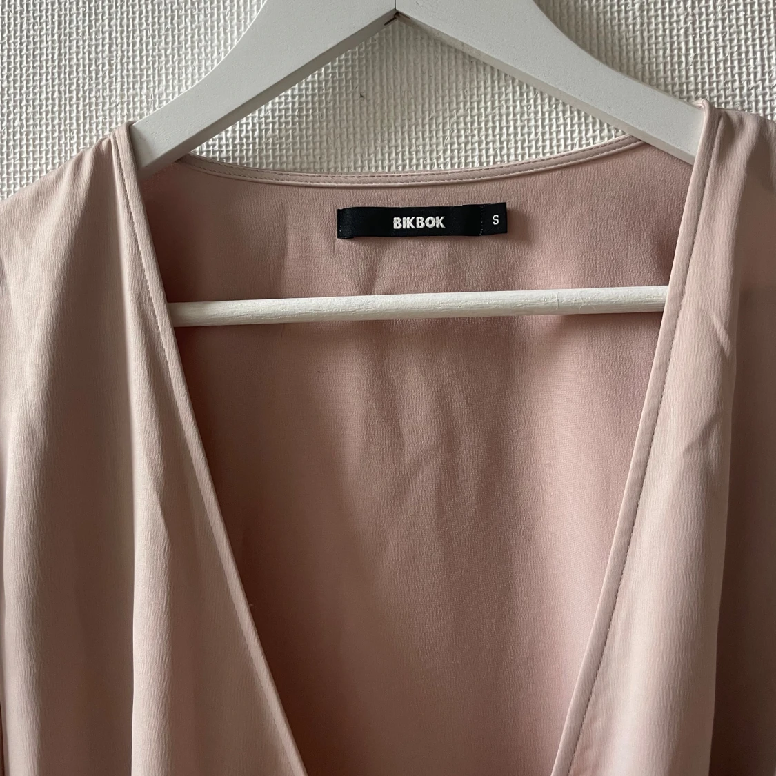 Beige omlottklänning från Bik Bok - 2