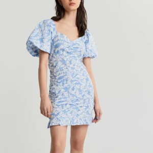 Klänning Gina Tricot - Säljer nu vidare en fin midsommarklänning i mycket sparsamt skick. Mjukt tyg som skapar en snygg siluett. Storlek 38.