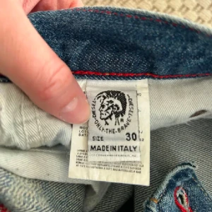 Blå jeans från Diesel - Säljer ett par klassiska blå jeans från Diesel, tillverkade i Italien. Jag köpte dom här på Plick och bilden är från föra ägaren. Dom har inga defektioner förutom lite nere vid benet. Skriv om ni vill ha bilder💗 priset kan diskuteras.                       Dom är bootcut low waist och har defektioner längst ner ni kan skriva om ni vill ha bild🩷
