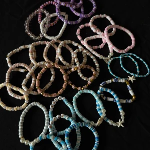 Färgglada pärlarmband i olika färger - Säljer armband i pastellfärger som blått, rosa, lila, beige och vitt. Vissa armband har bokstavspärlor, guldiga detaljer, snäckor eller stjärnformade pärlor. Perfekt inför sommaren!