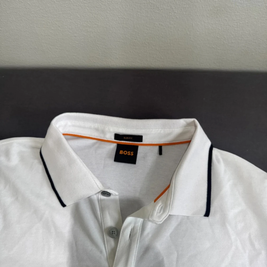 Vit pikétröja från BOSS med svarta detaljer - 2