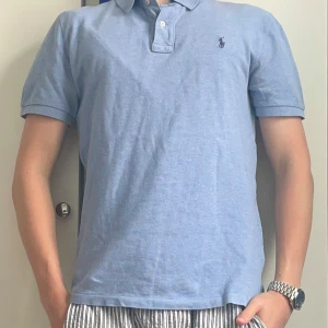 Ralph lauren piké - Säljer en fet Ralph lauren piké i barn storlek 18-20 vilket motsvarar S i herr! Snygg blå färg som passar året runt! Skriv vid frågor!