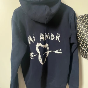 Mi Amor hoodie - Fint skick, köpt för 1750 ny, pris kan diskuteras 