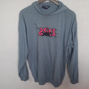 Vintage asics hoodie - Hoodie köpt på 90 talet. Använd men som ny, väldigt svalt tyg och därav perfekt för träning.