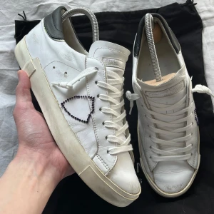 Philippe model skor - Säljer mina Philippe model skor i storlek 41. Inga fel, förutom lite slitna inuti och utanpå skorna i hälen. Lila sköld. OBS sulan är INTE lös. Dustbag ingår, inget kvitto. Priset kan sänkas lite vid en snabb affär. Jag postar samma dag!