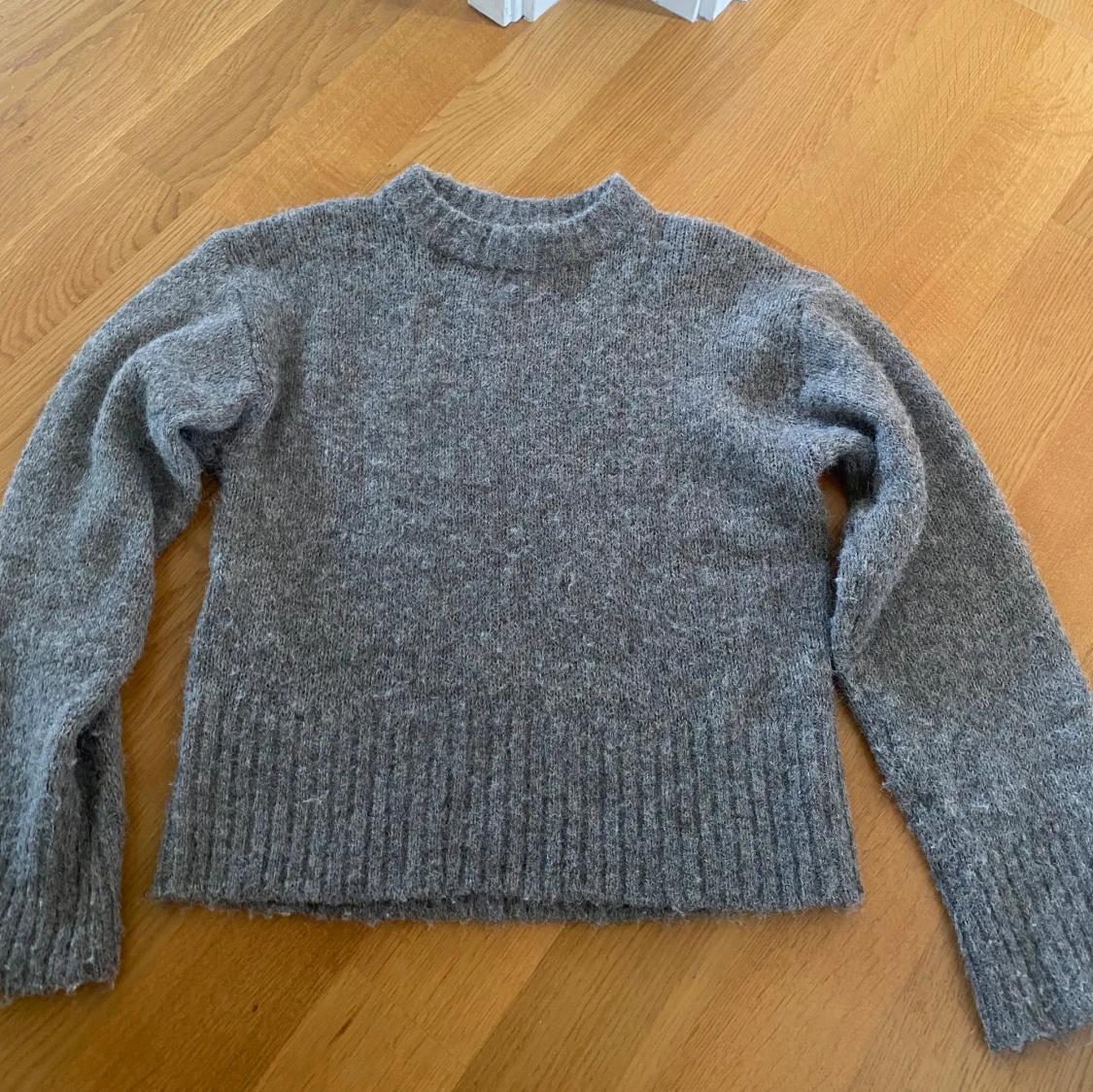 Grå stickad tröja - 3