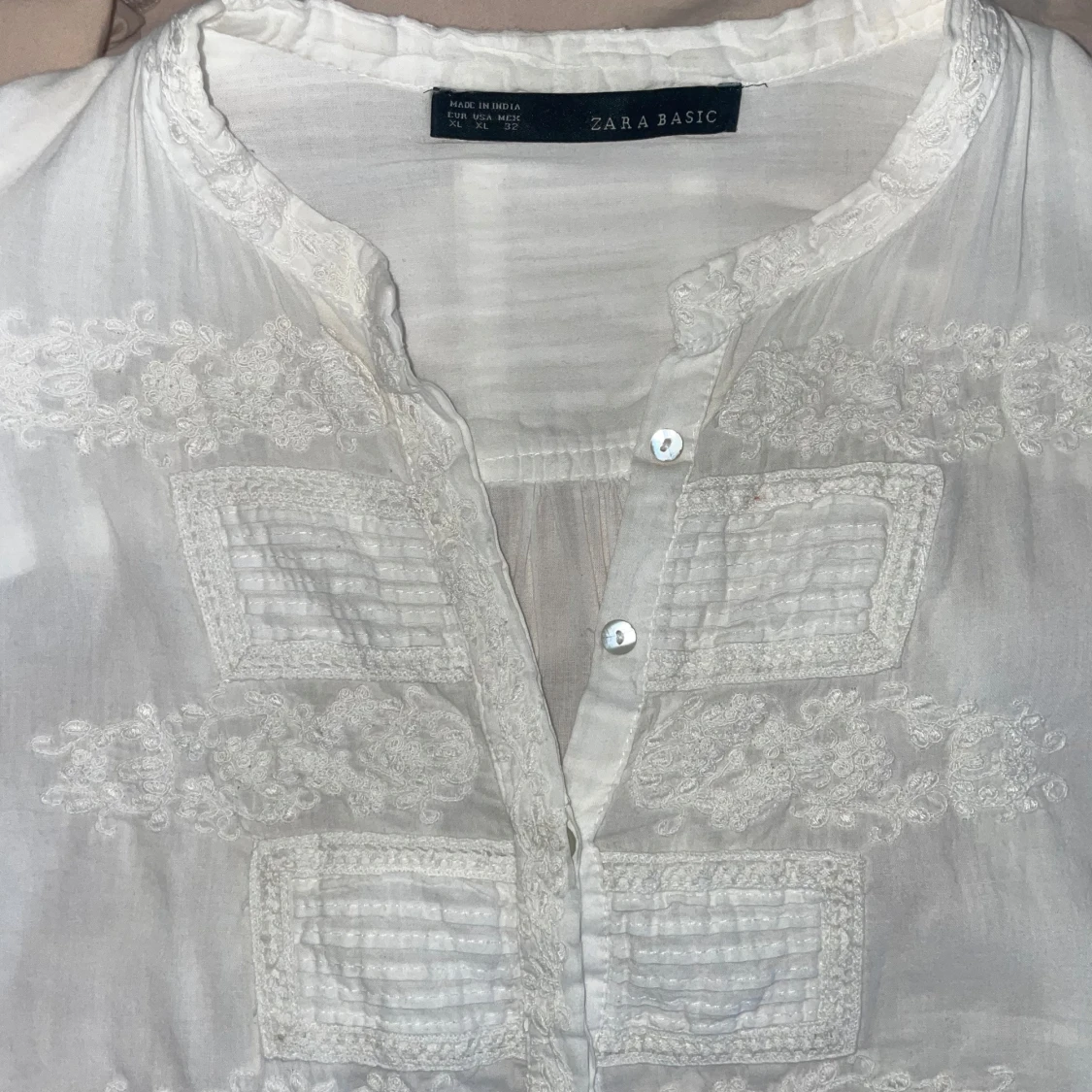 Blus med detaljer - 1