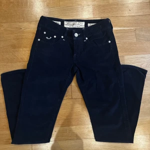 Svarta jeans från Jacob Cohen - • Nu säljs ett par Jacob cohen jeans i mycket bra skick 👖  • Storleken är W26 och i modellen ”713” 📏  • Jacob cohen jeans är de populäraste och mest lyxigaste jeansen du kan hitta nu på marknaden 🤑 Mycket material och många detaljer 👏  • Nypris är ca 5 000kr men jag säljer bara för 399kr ! 🤯  • Hör av dig vid minsta lilla fundering 🤔💭 • Kolla gärna in profilen för andra schyssta plagg som raffe skjortor, replay jeans, Jacob cohen jeans och Dondups 🤝🤝