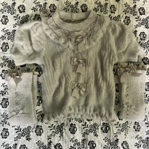 Fluffig topp - Säljer då jag har slutat använda den. Vet inte vilket märke den kommer ifrån eftersom det inte finns några lappar. 