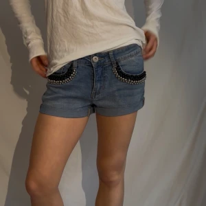 Jeansshorts - Midjemått rakt över: 36cm(stretchiga)💘