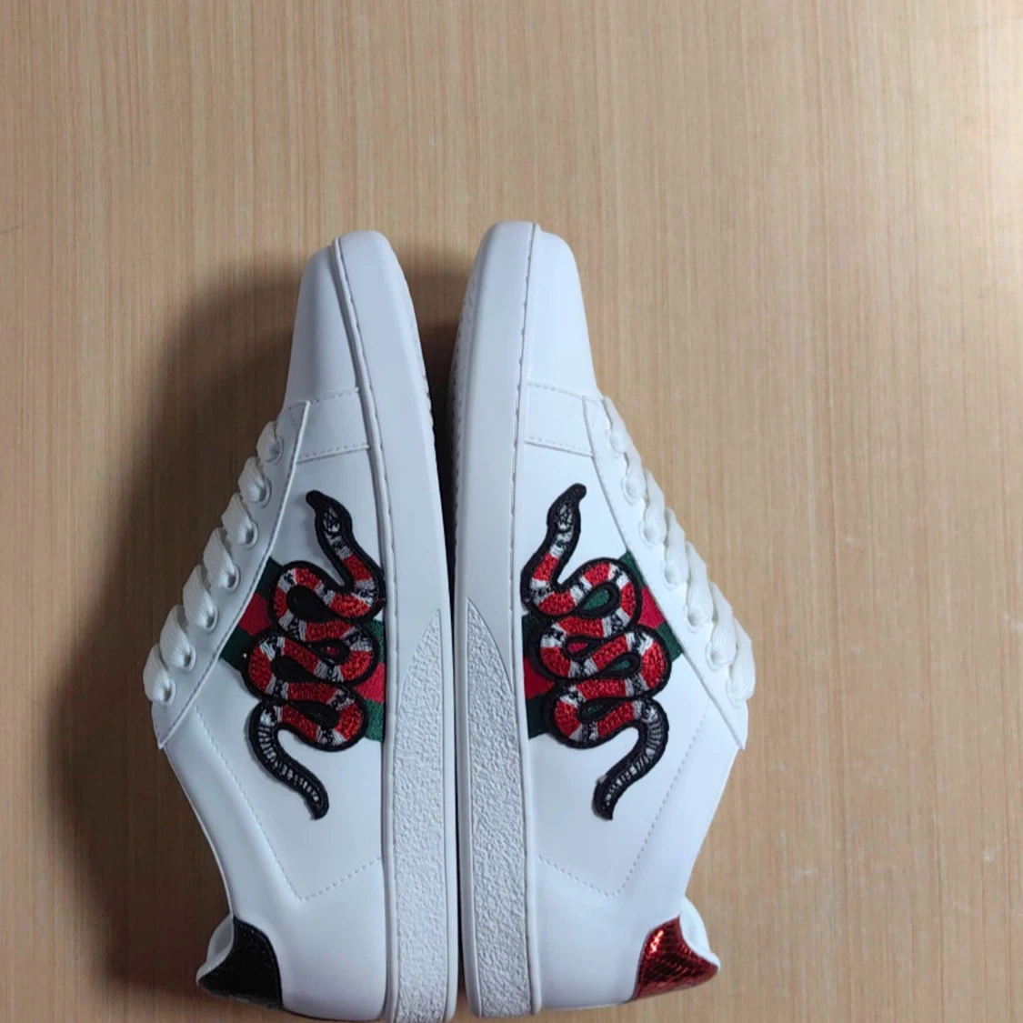 Gucci vita sneakers med orm och färgdetaljer - 1