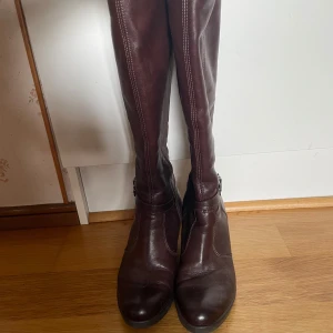 Mörkbruna boots - Begagnade boots i storlek 37 väl omhändertagna.