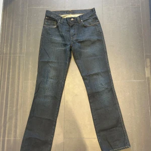Nudie jeans - Nudie Jeans av modellen SLIM JIM Storlek: 32/32 - Skicket på jeansen är mycket bra - 10/10 - mitt pris: 499- Nypris: 1599kr.   En stor fördel med Nudies jeans jämfört mot Levis, Tiger of Sweden, Replay, Lee, Acne, dondup osv. Ar att du kan lämna in dem gratis for reparation eller uppläggning i Stockholm, Göteborg eller Malmö. Pa sa vis förlängs livslängden rejalt.